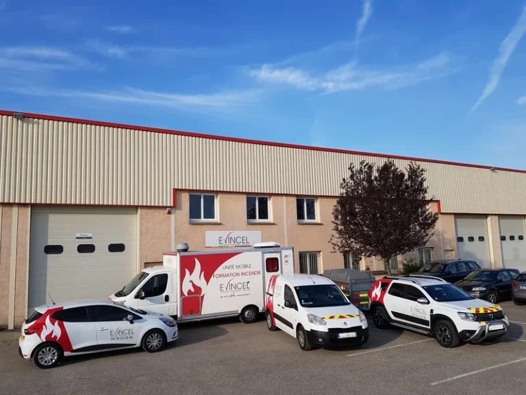 Centre de formation sécurité EVINCEL à Lyon avec véhicules pédagogiques et unité mobile de formation incendie