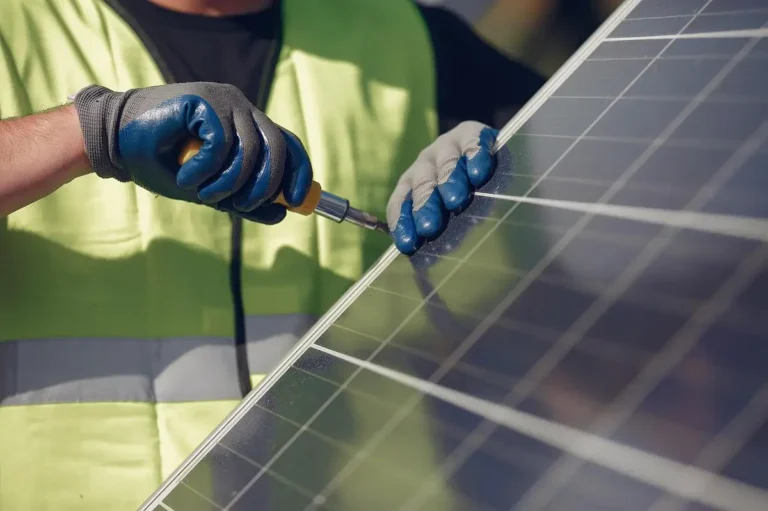 Technicien intervenant sur un panneau photovoltaïque lors d’une formation habilitation électrique BP à Lyon