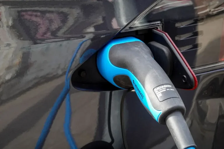 Connecteur de recharge branché sur un véhicule électrique – formation habilitation électrique B1XL B2XL à Lyon