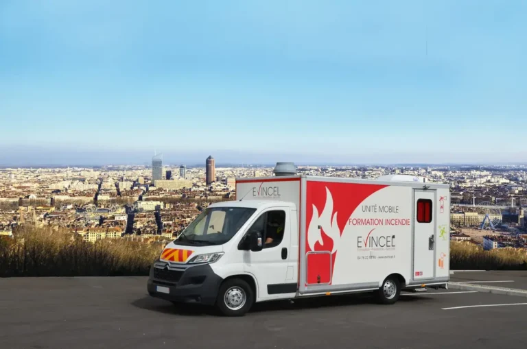 Camion unité mobile EVINCEL pour la formation incendie à Lyon