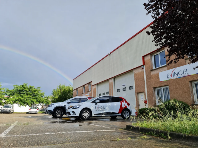 Vue extérieure du centre de formation sécurité EVINCEL à Lyon avec ses véhicules professionnels