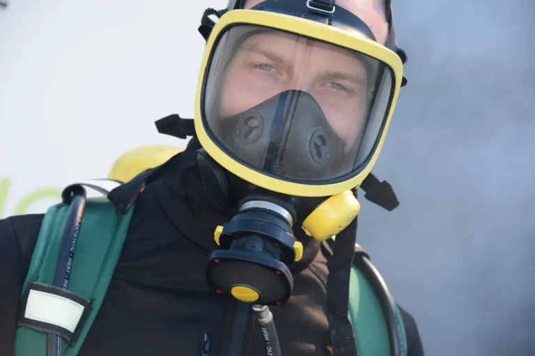 Participant équipé d’un appareil respiratoire isolant lors d’une formation ARI à Lyon