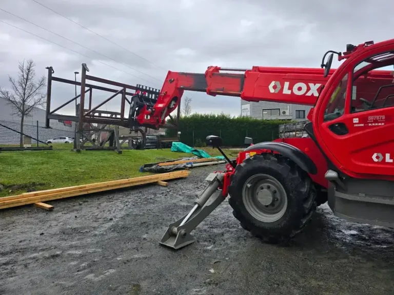 Chariot télescopique tout-terrain avec stabilisateurs déployés en formation CACES R482 catégorie F à Lyon