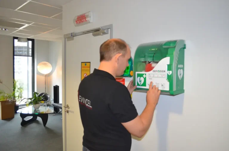 Formateur EVINCEL présentant l’utilisation d’un défibrillateur DSA lors d’une formation aux premiers secours à Lyon