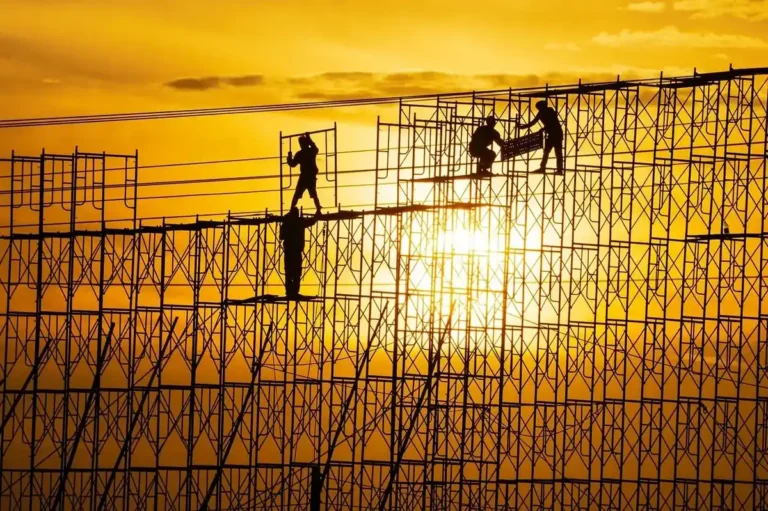 Ouvriers montant un échafaudage fixe – formation R408 à Lyon