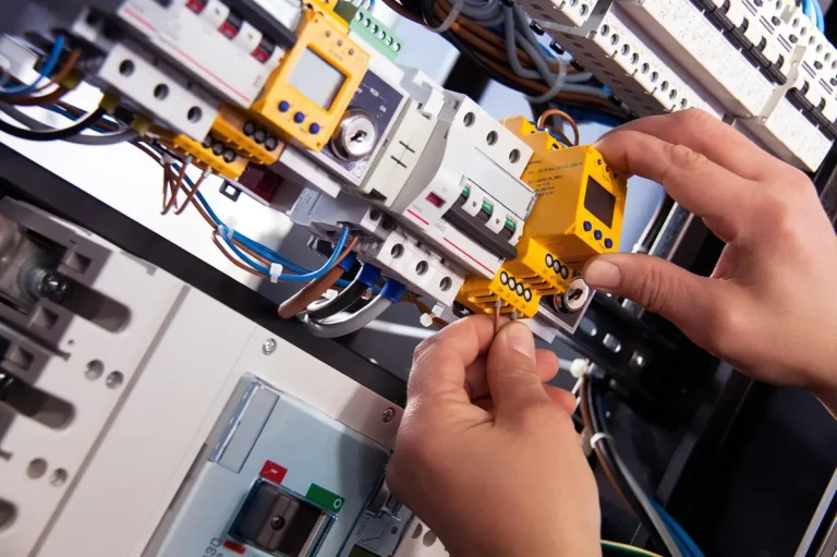 Technicien intervenant dans une armoire électrique basse tension lors d’une formation B1V B2V BR BC à Lyon