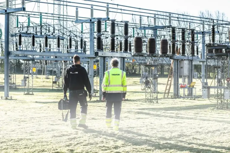 Deux techniciens dans un poste électrique haute tension lors d’une formation à l’habilitation électrique à Lyon