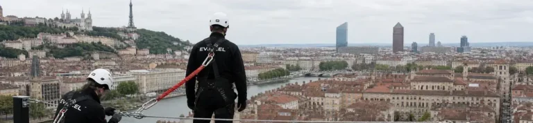 Deux techniciens EVINCEL en formation à la ligne de vie provisoire EN 795 sur une toiture à Lyon