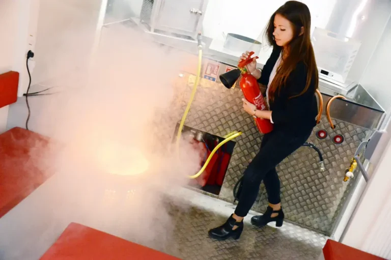 Stagiaire manipulant un extincteur sur un feu simulé lors d’une formation incendie à Lyon