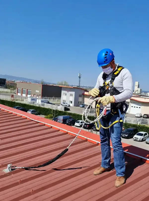 Stagiaire en formation au port du harnais antichute sur une toiture industrielle à Lyon