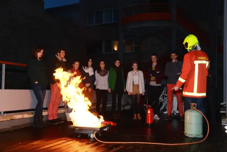 Exercice pratique d’extinction d’un feu lors d’une formation sécurité incendie EVINCEL à Lyon